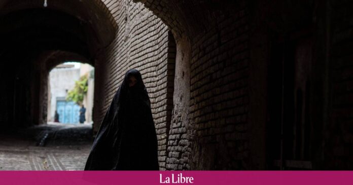 Femme afghane dans une petite ruelle