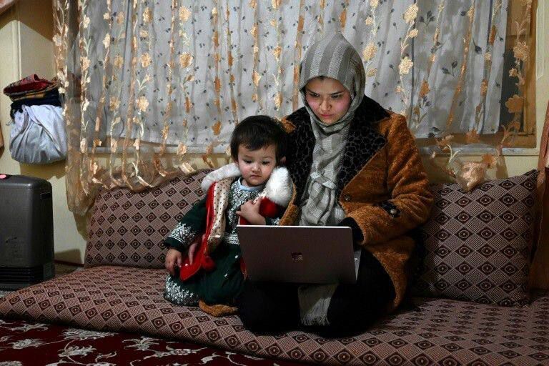 Une femme afghane et un petit garçon
