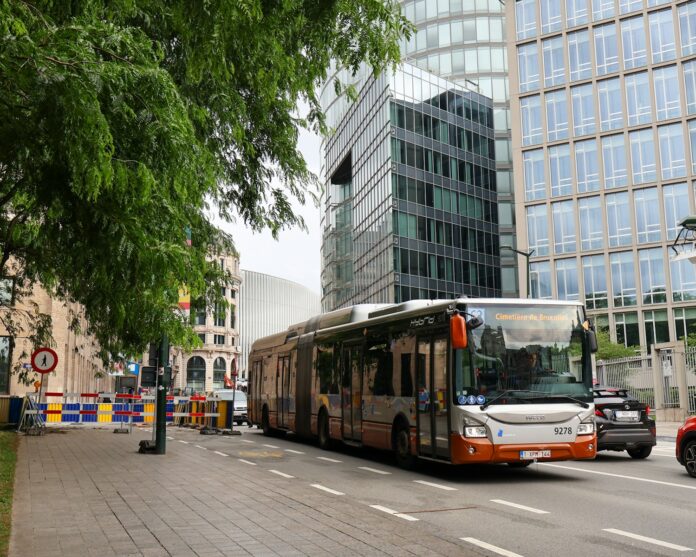 « Dieu ne punira jamais une femme qui enlève son Voile pour aller travailler » : des musulmans laïques s’opposent au port du voile à la STIB